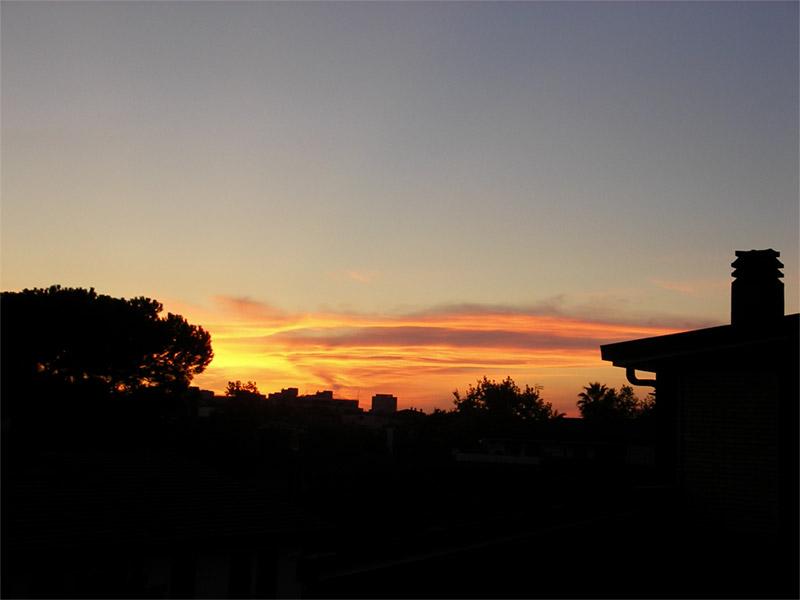 tramonto >> bellissima foto di uno di quei tramonti cittadini scattata in una sera di primavera dal balcone di casa prima di salutare il giorno a Latina
