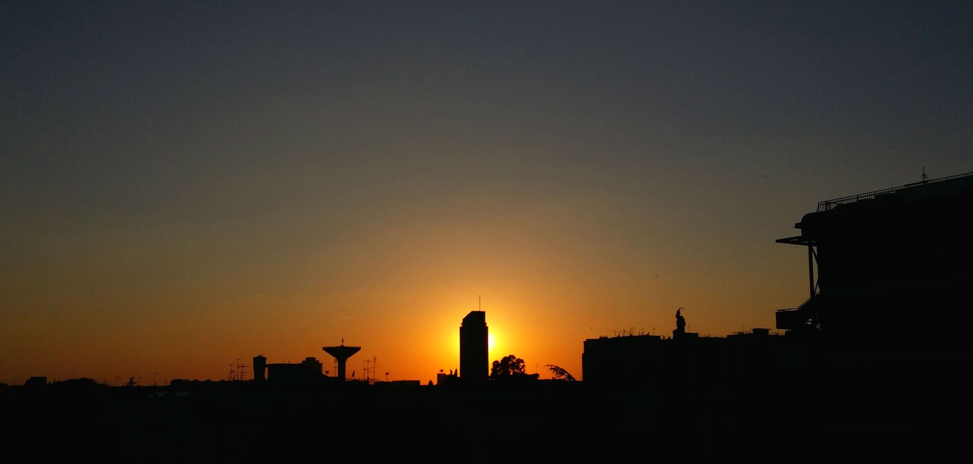 Tramonto in città foto di tramonti skyline tramonto a latina foto di tramonto città al tramonto immagini di tramonti bellissimi immagine di un tramonto a Latina migliore tramonti scattati
