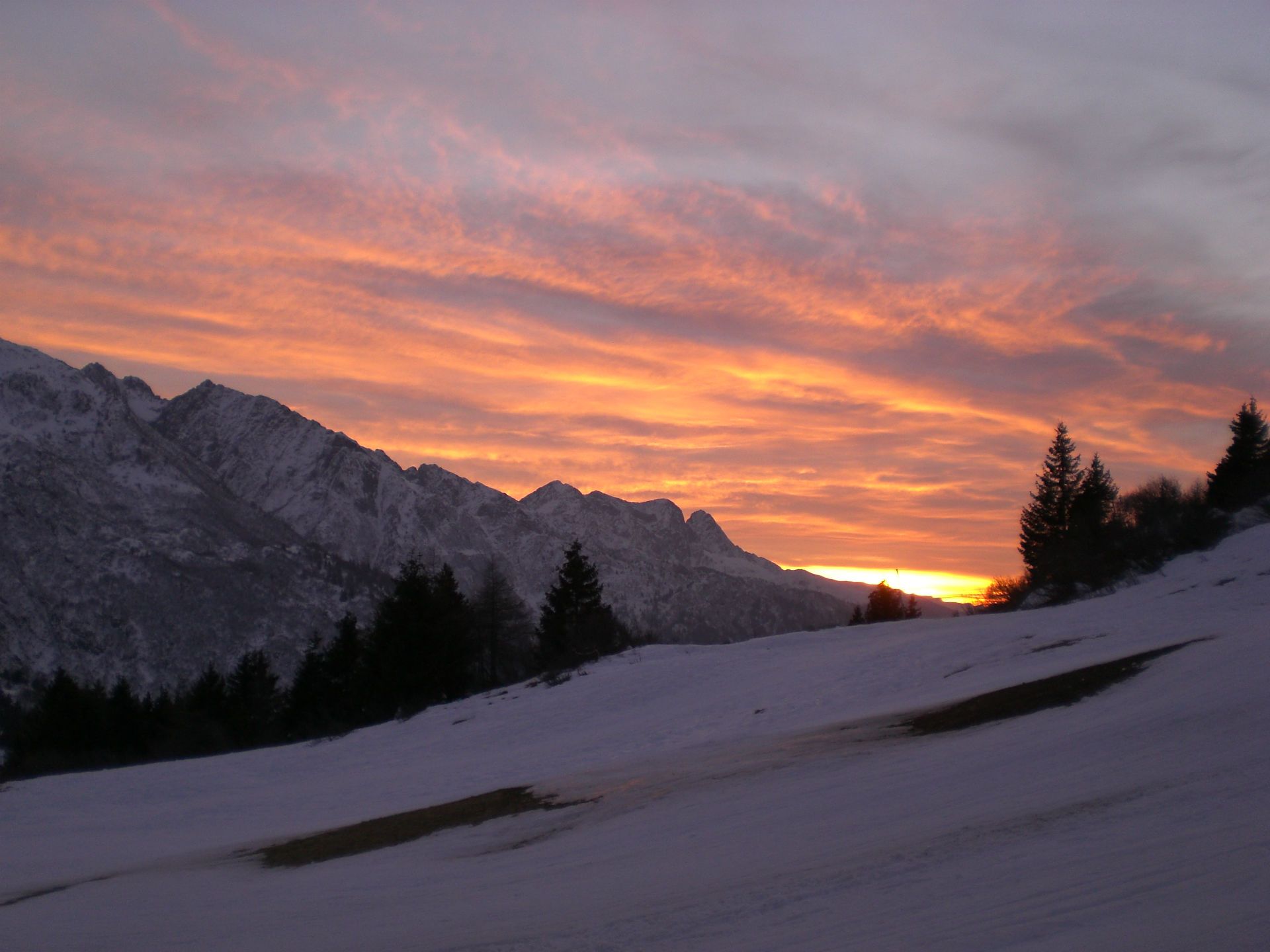 tramonto bellissimo in montagna dal Tonale foto di tramonti foto al tramonto