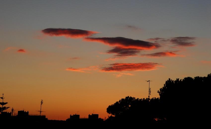 tramonto e macchie strane nel cielo foto di tramonti in città tramonto cittadino nuvole